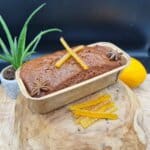 Gâteau citron bio avec zestes, décor étoile anis, suggère dégustation gourmande, artisanal, nature.