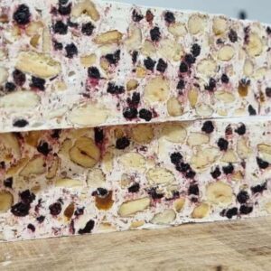 Truffes artisanales avec miel, fruits secs et éclats de noix, faites maison chez Les Ruches de Capucine.
