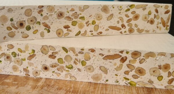 Miel artisanal aux noisettes et pistaches de Qualité supérieure, fabriqué avec passion près de Capucine.