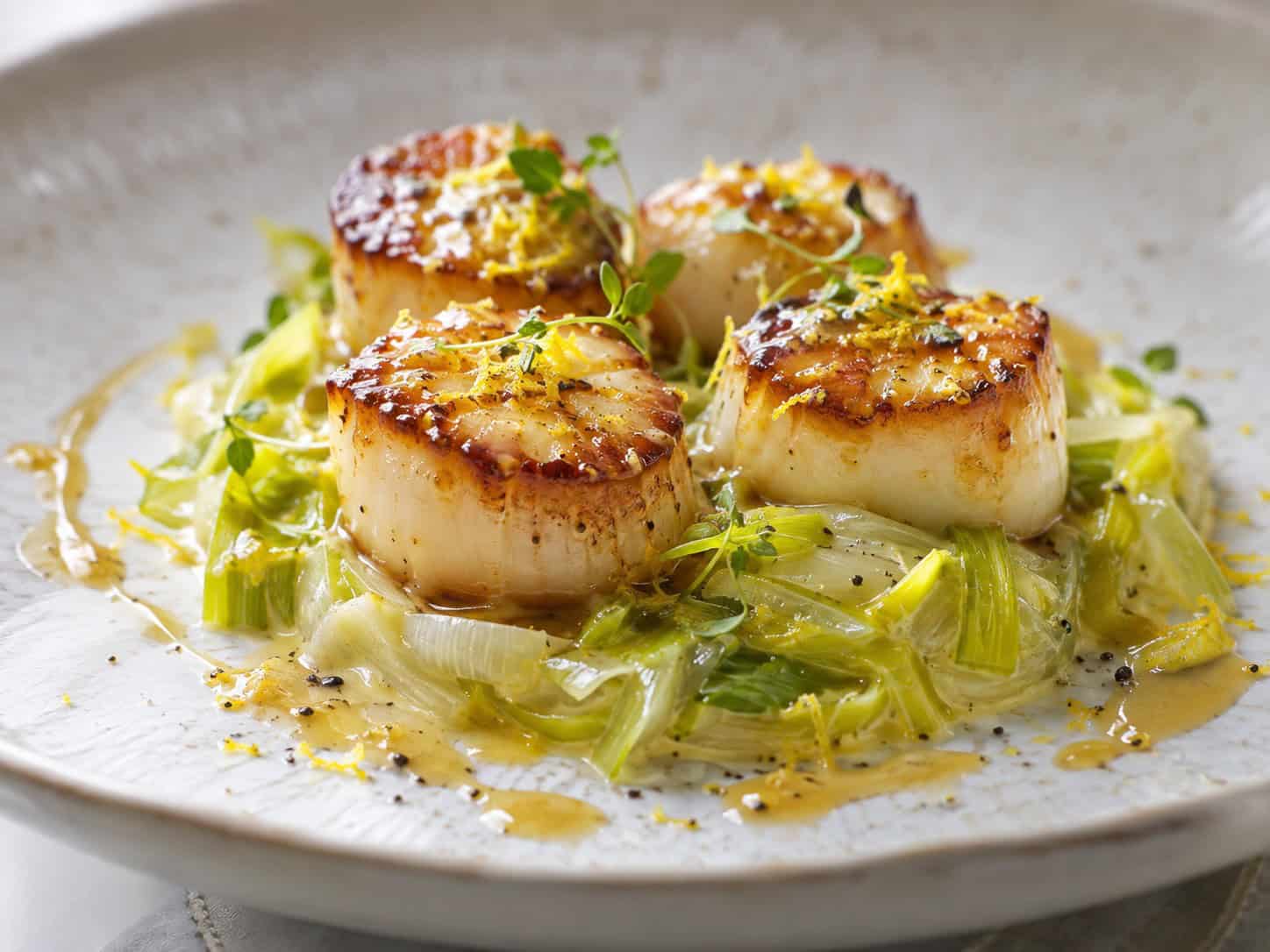 Saint-Jacques snackées au miel de printemps, poireaux et citron